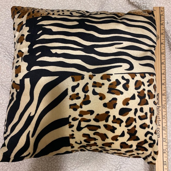 Throw Pillows Set of 3 Animal Print EUC - Picture 4 of 14